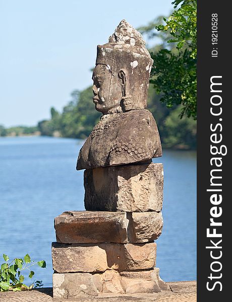 Angkor statue