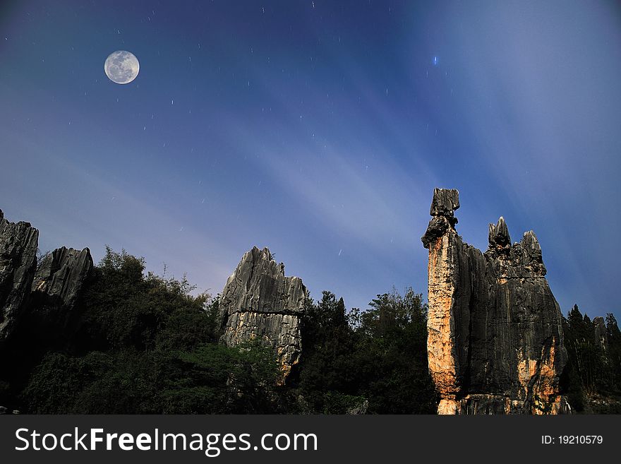 Shilin, Yunnan, China is located in the hinterland east plateau, is the essence of the world karst. Shilin Karst landscape in the main to hung, extraordinary and dangerous, Sau, quiet, Austria, open with the world's most unique karst (karst) landscape, to form a long history, the type of complete, large-scale, development of integrity, known as the best in the world wonders, modeling natural landform Museum, to the academic reputation in the world was formed 2.7 billion years ago, the development by the long and complex geological evolution and palaeogeography of the changes taking place before the formation of the present-day geological remains extremely valuable. Shilin, Yunnan, China is located in the hinterland east plateau, is the essence of the world karst. Shilin Karst landscape in the main to hung, extraordinary and dangerous, Sau, quiet, Austria, open with the world's most unique karst (karst) landscape, to form a long history, the type of complete, large-scale, development of integrity, known as the best in the world wonders, modeling natural landform Museum, to the academic reputation in the world was formed 2.7 billion years ago, the development by the long and complex geological evolution and palaeogeography of the changes taking place before the formation of the present-day geological remains extremely valuable.