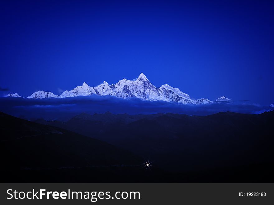 Namjagbarwa Linzhi area is the highest mountain, 7782 meters above sea level, highly ranked in the ranks of the world's 15th highest peak, but it is all in front of the 14 mountain peaks over 8,000 meters above sea level, it is Namjagbarwa peaks in the 7,000 meters the highest peak level. It has another name Wood Zhuo Baer Mountain, the huge triangular peak body snow, cloud and fog, and never easy to show their true colors, it is also known as shame women peak.
