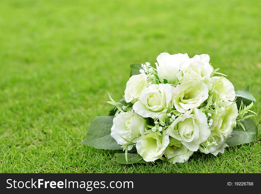 White bouquet on green lawn