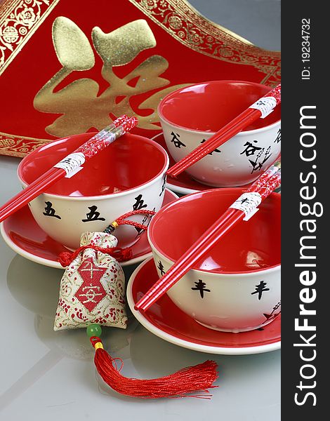 In Chinese new year,people always use red tableware to hope goodness for the future. In Chinese new year,people always use red tableware to hope goodness for the future
