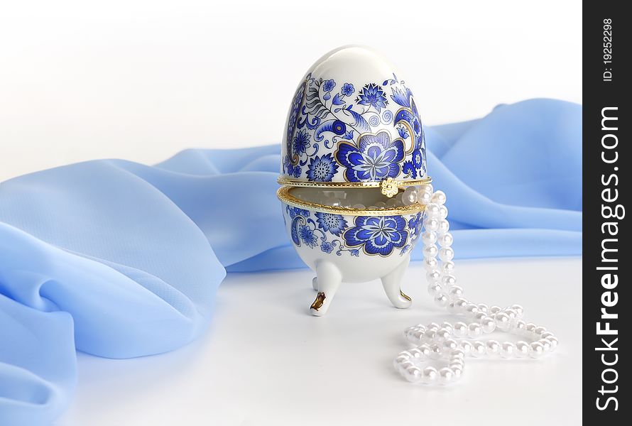 Box in the form of egg with the beads. Box in the form of egg with the beads.