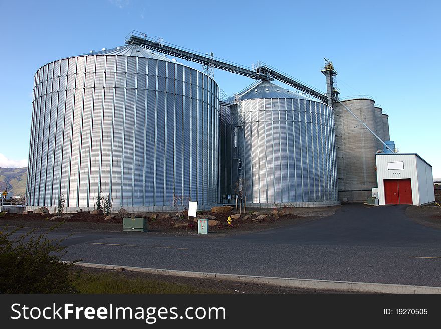 Steel Grain Silos In The Dalles Oregon