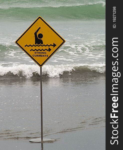 Strong currents sign on the beach