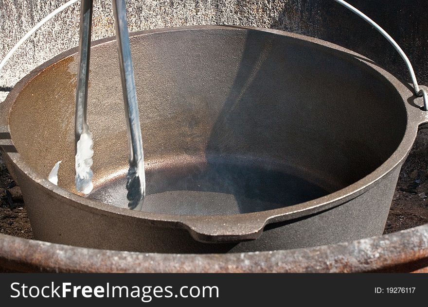 Camping dutch oven made of cast iron