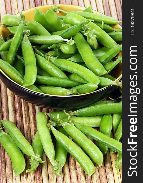 Wash the fresh peas in a bowl. Wash the fresh peas in a bowl