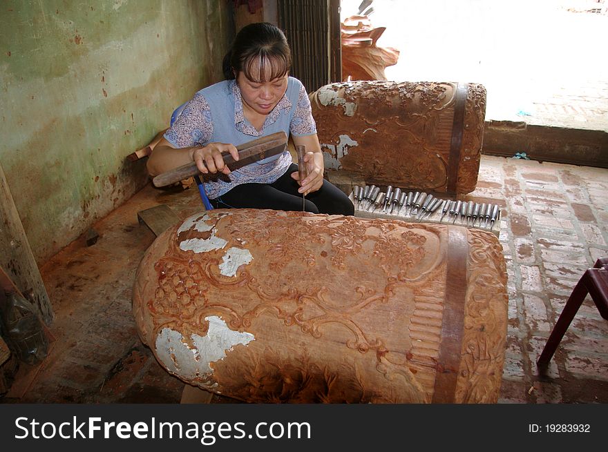 This woman carves two false bells wooden timbers enormous. This work will take several months for him to sell 140 .000.000 dong (5400 euros or 7400 dollars. This woman carves two false bells wooden timbers enormous. This work will take several months for him to sell 140 .000.000 dong (5400 euros or 7400 dollars