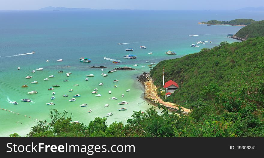 Attractions in Chonburi, Thailand called Koh Lan island is beautiful and crystal clear waters to be playing really. Attractions in Chonburi, Thailand called Koh Lan island is beautiful and crystal clear waters to be playing really.