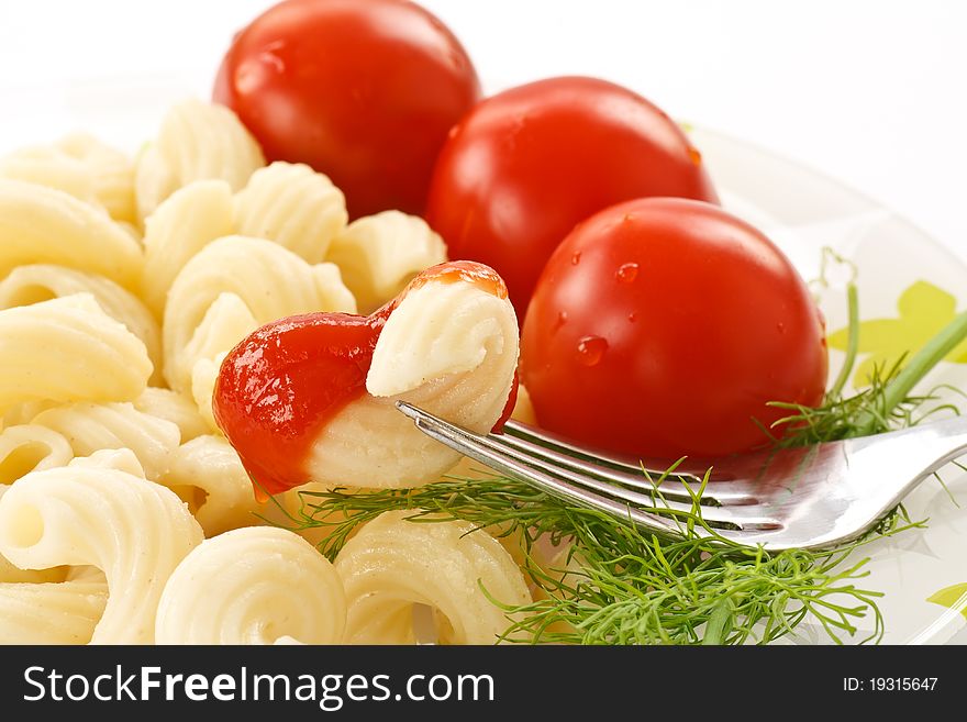 Boiled pasta with fresh tomatoes