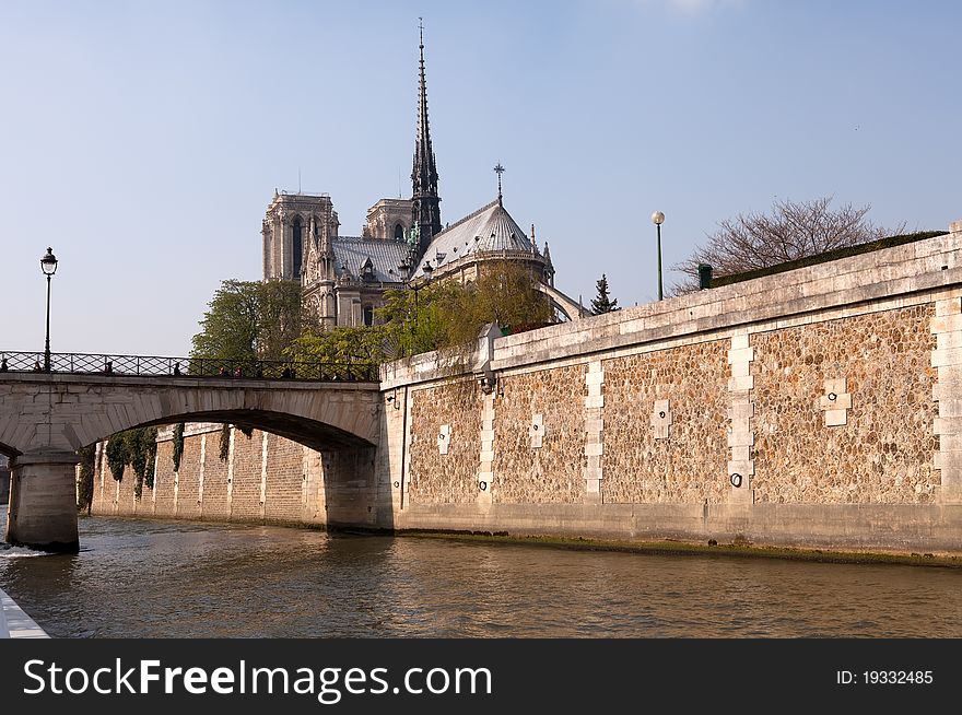 View of Notre Dame from the East with the Pont de l'ArchevÃªchÃ© (Archbishop's bridge)linking the Ile de la Cite in the 4th Arrondissement to the 5th Arrondissement. View of Notre Dame from the East with the Pont de l'ArchevÃªchÃ© (Archbishop's bridge)linking the Ile de la Cite in the 4th Arrondissement to the 5th Arrondissement