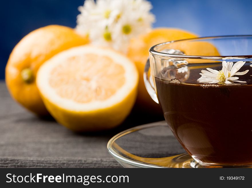 Photo of delicious lemon tea with lemon slices and marguerite inside