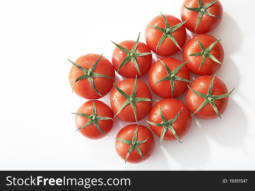 These tomatoes are very fresh. These tomatoes are very fresh.
