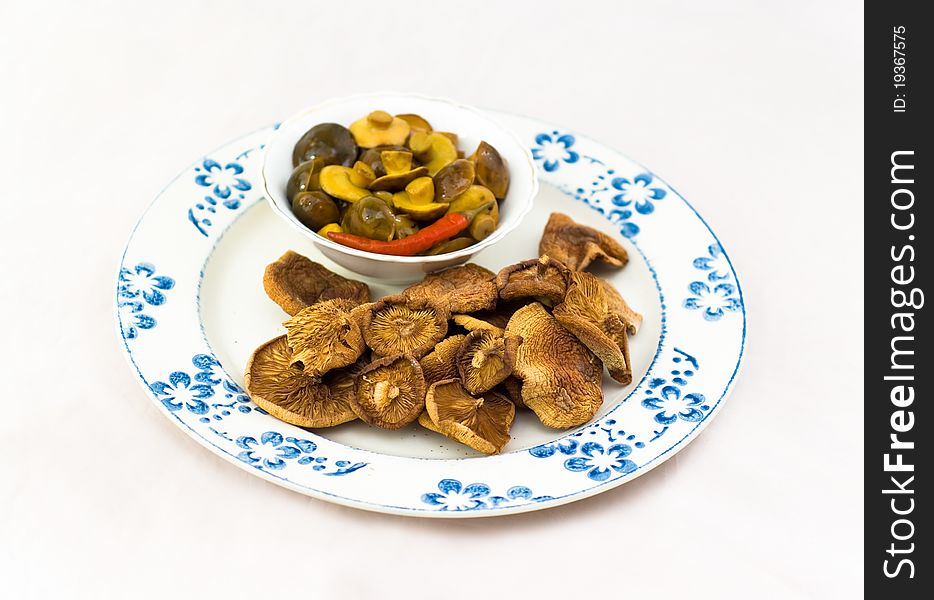 Dried and marinaded mushrooms