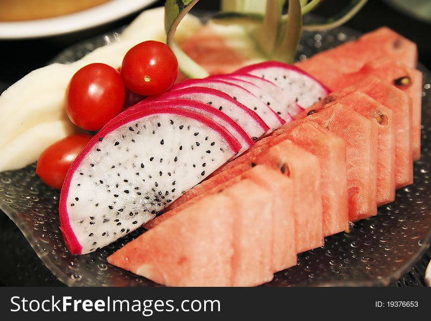 Fruit plate on the table.