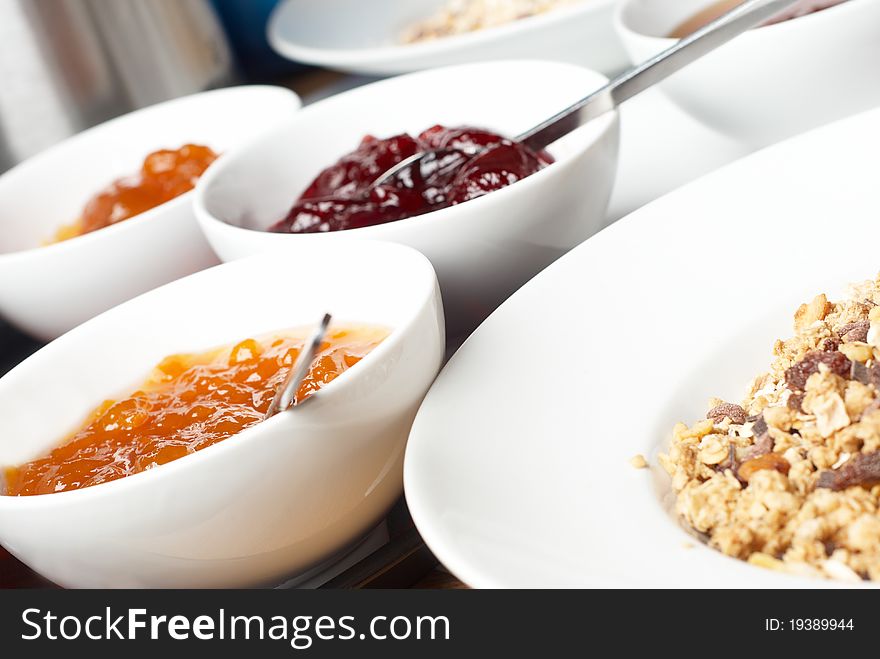 Muesli and jelly in a white dish