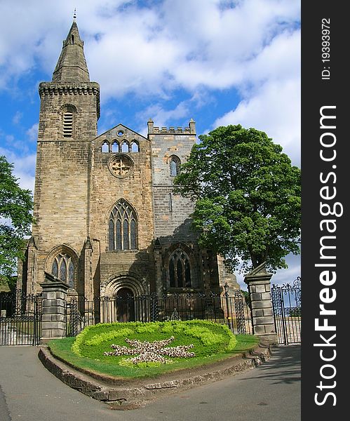 A view of Dunfermline abbey's facade. The abbey, in the Fife area (Scotland) was built from 1128 on the site of an earlier church.