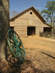 Barn With Wooden Wagon Wheel Royalty Free Stock Image Barn With Wooden Wagon Wheel Royalty Free Stock Image