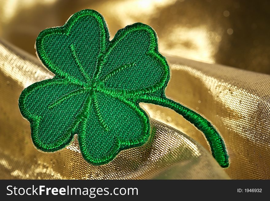 Four leaf clover and shine of gold-skilful manual silk embroidery