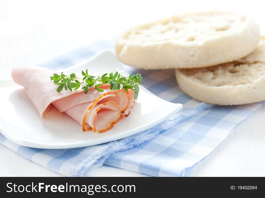 Fresh ham with two english muffins