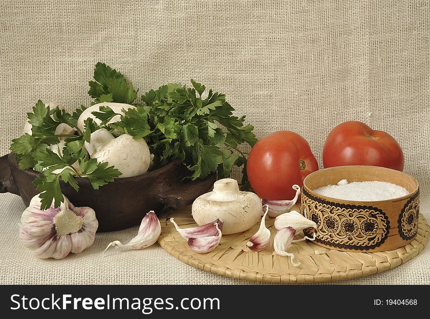 Parsley, tomatoes, mushrooms, garlic, onions and old ceramic ware. Parsley, tomatoes, mushrooms, garlic, onions and old ceramic ware