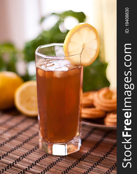 Refreshing iced tea with lemon and biscuits