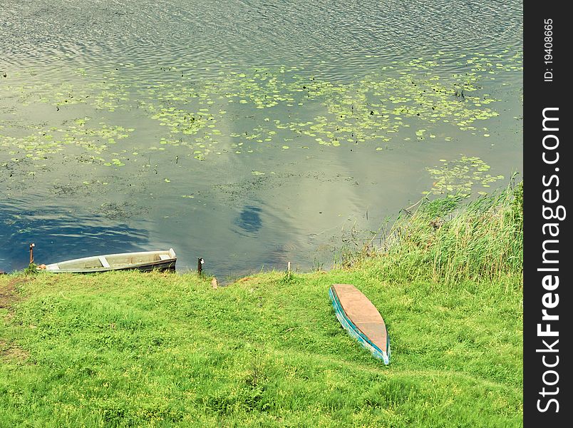 Abandoned boats at the seaside.