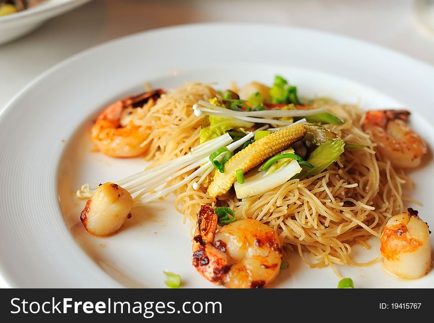 Special Oriental seafood vermicelli topped with healthy vegetable ingredients.