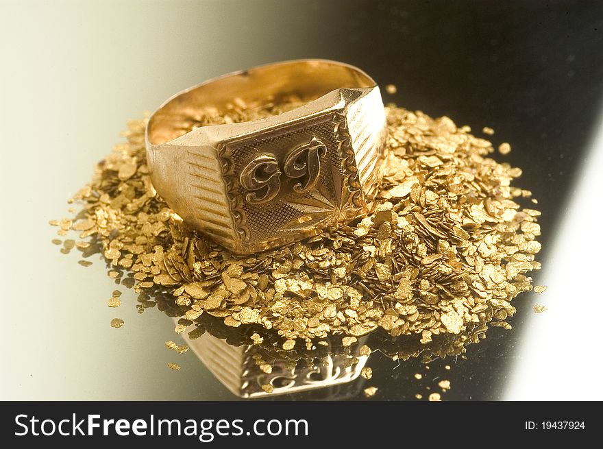 Gold recovery for recycling. Old gold jewels and spangles. Gold recovery for recycling. Old gold jewels and spangles