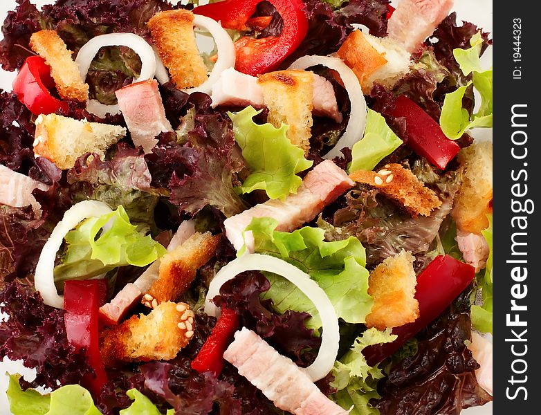 Salad of fresh vegetables, crackers and bacon