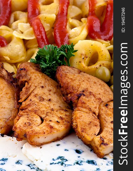 Chicken with royal blue cheese and macaroni