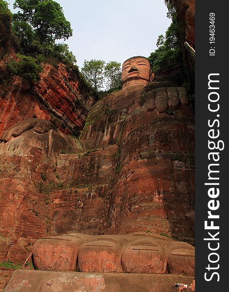 Leshan Giant Buddha is located in Leshan City, Sichuan Province, is the fine art of the Tang Dynasty statues Mo Yan is one of the world's largest stone Buddha seated. Known as: Buddha is a mountain, the mountain is a Buddha.Buddha 71 meters-high, head height 14.7 meters, the first 10 meters wide, hair 1021, 7 meters long ears, nose length 5.6 meters, 5.6 meters long eyebrows, mouth and eye length of 3.3 meters, 3 meters high neck, shoulder 24 meters, 8.3 meters long fingers, 28 meters from knee to foot, feet wide and 8.5 meters, the foot can be seated more than a hundred.