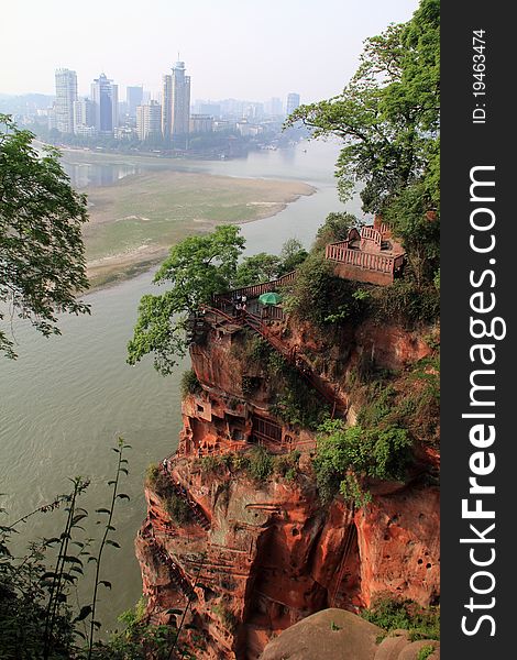 Buddha on the right side of the cliff, is the famous nine plank road, while the flash with the construction of statues drilled. 1.45 meters at its widest point along the cliff, the narrowest 0.6 m, a total of 217 stone steps, to move back down along the cliff can be made to foot Buddha. Cliff on the left of the stone shrines, unfortunately, they are weathering phenomenon is very serious. Buddha Buddha is located around the left side of the foot, Lingyun Plank Road. Scarps holes, hidden in the left side of the cliff between the Leshan Giant Buddha. Plank cut in early 1983 for completion in 1984, opening in October, is about 500 meters, and the Buddha on the right of nine tortuous path along the cliff together form a loop of travel routes. Buddha on the right side of the cliff, is the famous nine plank road, while the flash with the construction of statues drilled. 1.45 meters at its widest point along the cliff, the narrowest 0.6 m, a total of 217 stone steps, to move back down along the cliff can be made to foot Buddha. Cliff on the left of the stone shrines, unfortunately, they are weathering phenomenon is very serious. Buddha Buddha is located around the left side of the foot, Lingyun Plank Road. Scarps holes, hidden in the left side of the cliff between the Leshan Giant Buddha. Plank cut in early 1983 for completion in 1984, opening in October, is about 500 meters, and the Buddha on the right of nine tortuous path along the cliff together form a loop of travel routes.