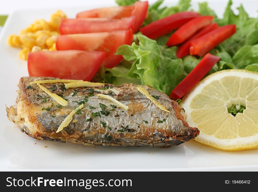 Fried swordfish with salad and lemon