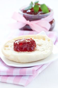 English Muffin With Jam Royalty Free Stock Photos