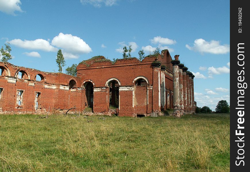 The destroyed building with grass on top. The destroyed building with grass on top