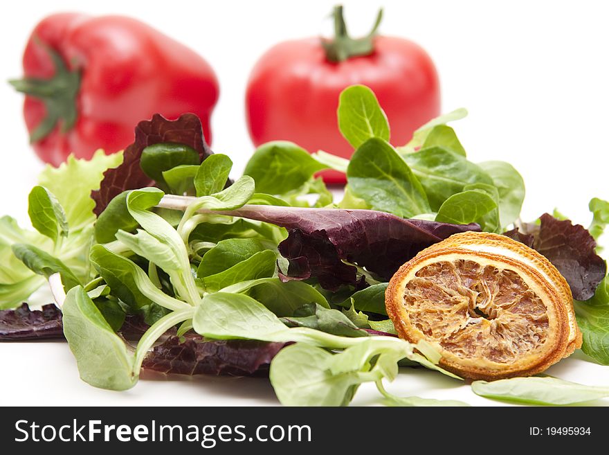 Mixed salad with lemon and tomato