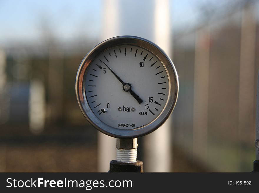 Gauge for measuring pressure at an energy station