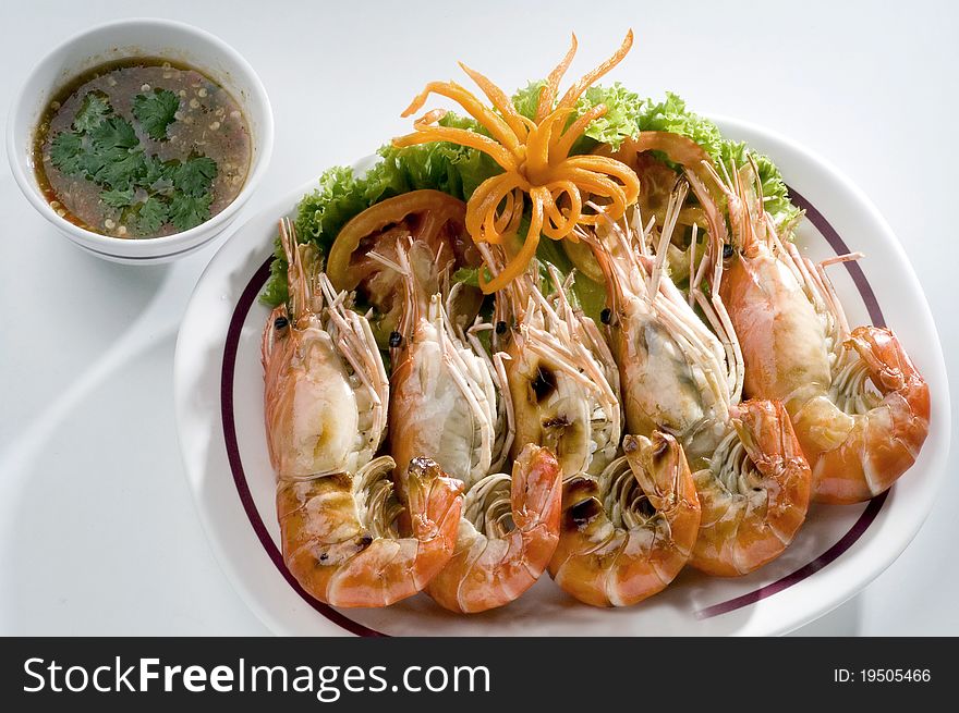 Fried shrimp with pepper and garlic