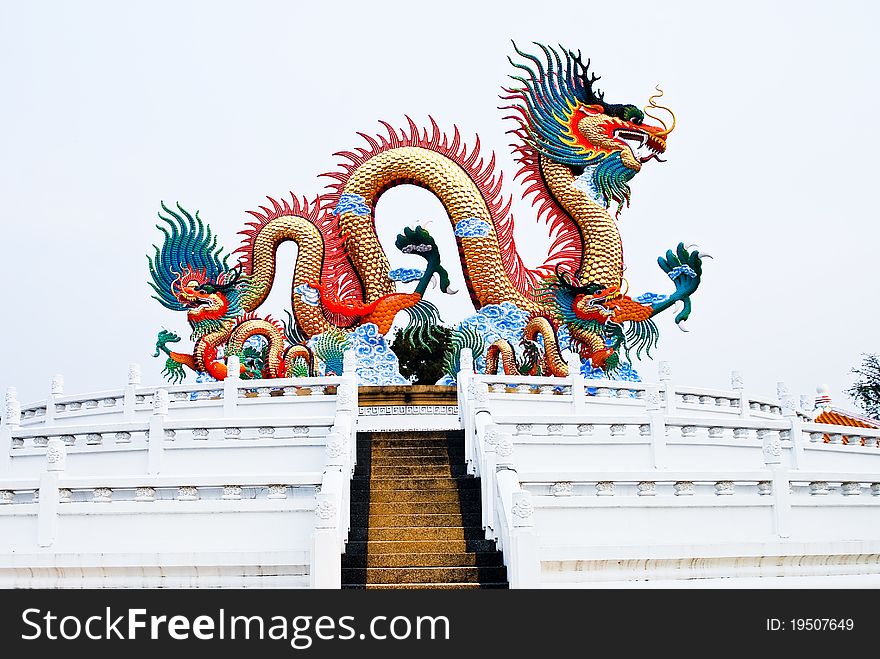 the monument of dragon at chinatown