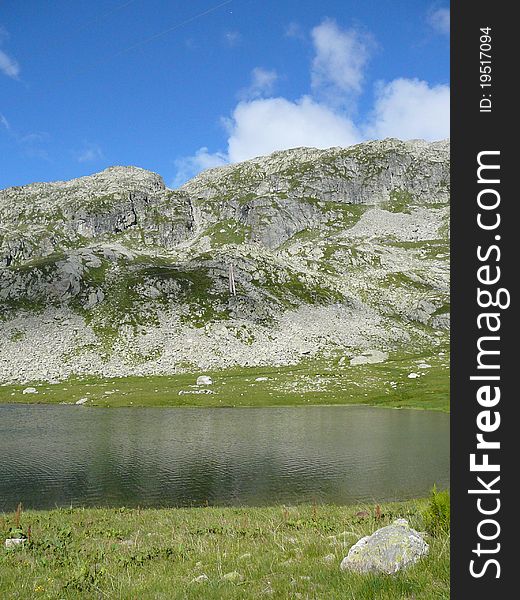 Picture of a lake in the mountains