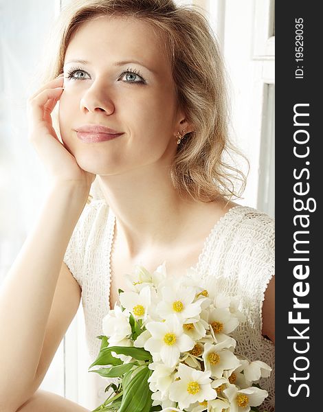 Woman holds the flowers