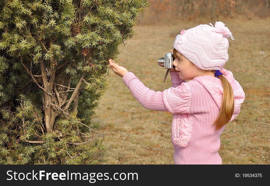 A little girl learns to photograph plants
. A little girl learns to photograph plants