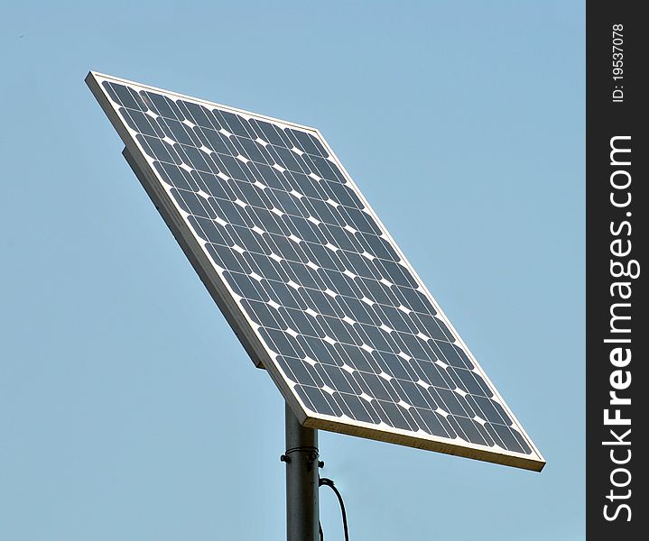 Image of a solar panel giving power to a street crossing sign