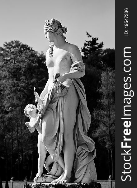 Statue in the Baroque style in the garden of the royal palace Het Loo . Apeldoorn, Netherlands . Statue in the Baroque style in the garden of the royal palace Het Loo . Apeldoorn, Netherlands .