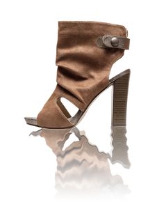 Modern Woman Shammy Shoe Royalty Free Stock Photos Modern Woman Shammy Shoe Royalty Free Stock Photos
