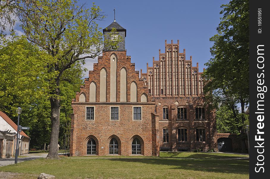 Zinna Abbey (German: Kloster Zinna) is a former Cistercian monastery, the site of which is now occupied by a village also called Kloster Zinna, today part of the town of Jueterbog in Brandenburg, Germany, about 60 km (37 mi) south of Berlin. The building known as the New Abbey is now the local museum. Zinna Abbey (German: Kloster Zinna) is a former Cistercian monastery, the site of which is now occupied by a village also called Kloster Zinna, today part of the town of Jueterbog in Brandenburg, Germany, about 60 km (37 mi) south of Berlin. The building known as the New Abbey is now the local museum.