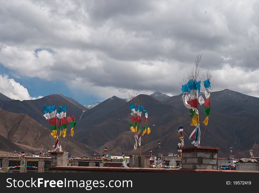 Row Tibet flag blown away stay on house roof and stay at member in Tibet everybody heart