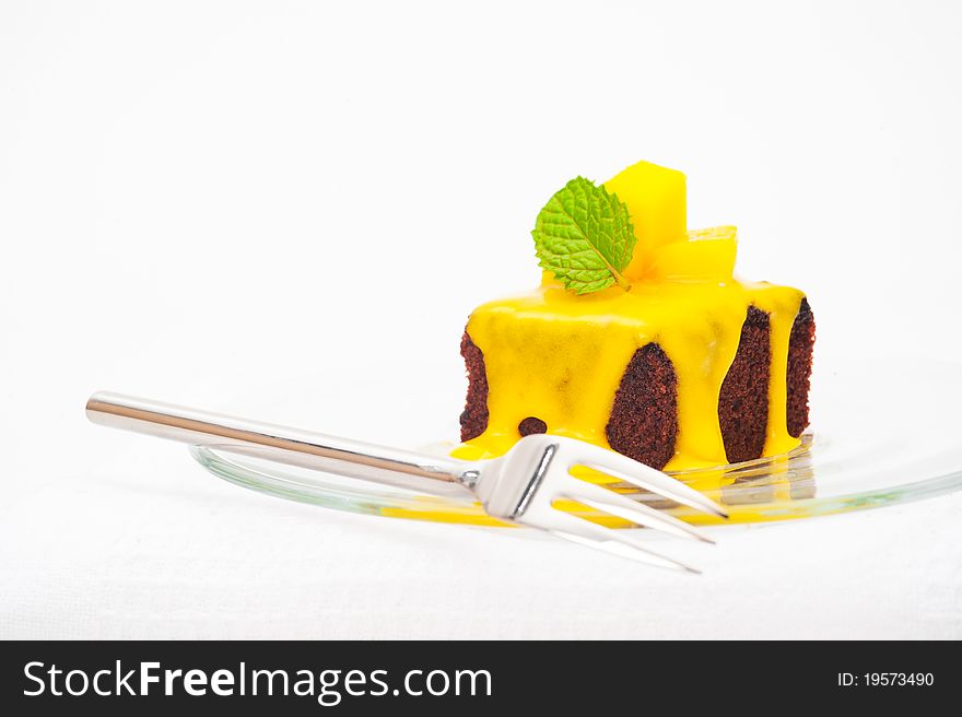 Small cakes with vanilla sauce and mango