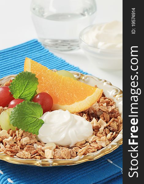 Breakfast cereals, fresh fruit and cream cheese