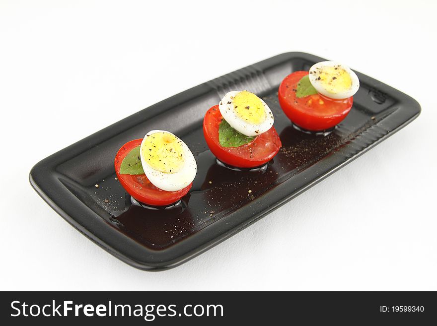 Quail eggs and tomatoes